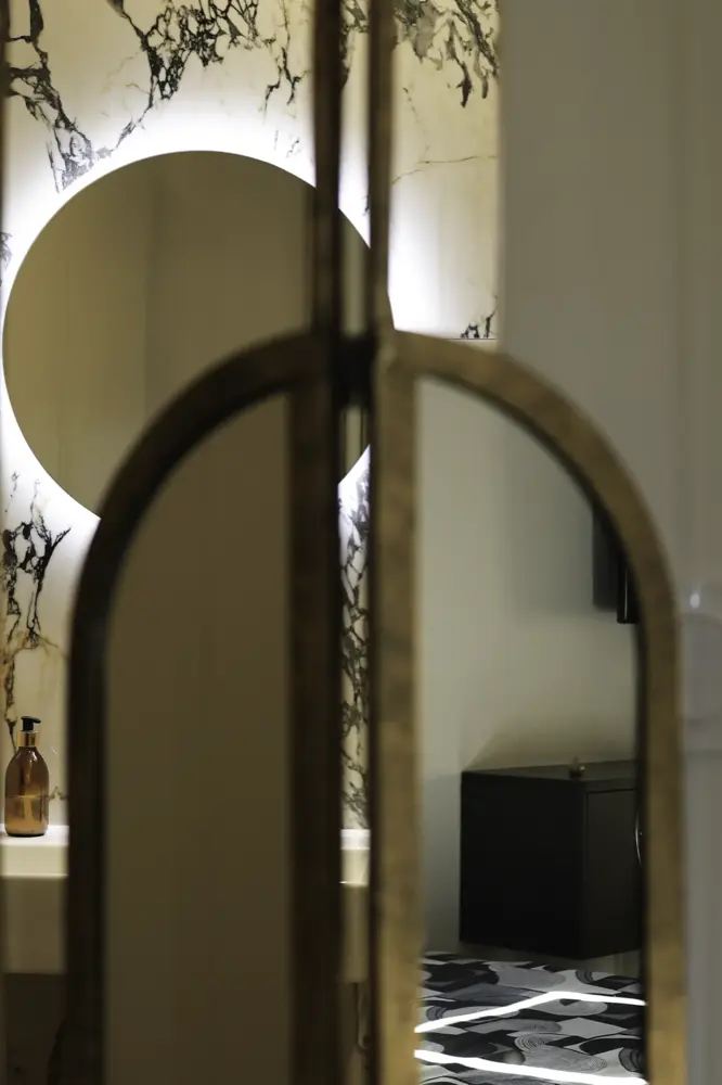 Miroir arrondi et décoration de la suite