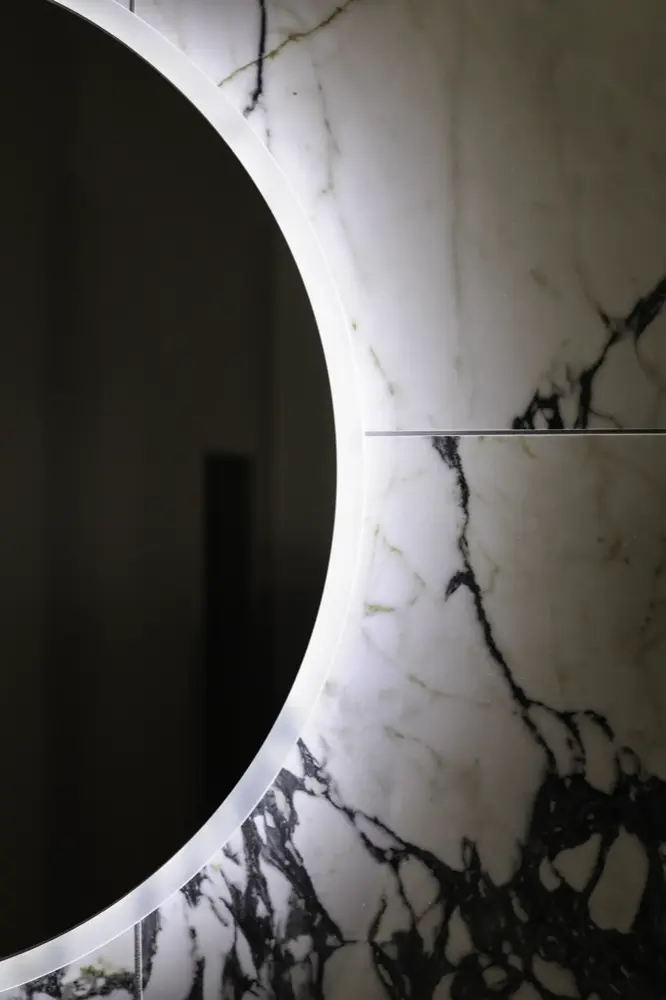 Salle de bains en marbre blanc veiné