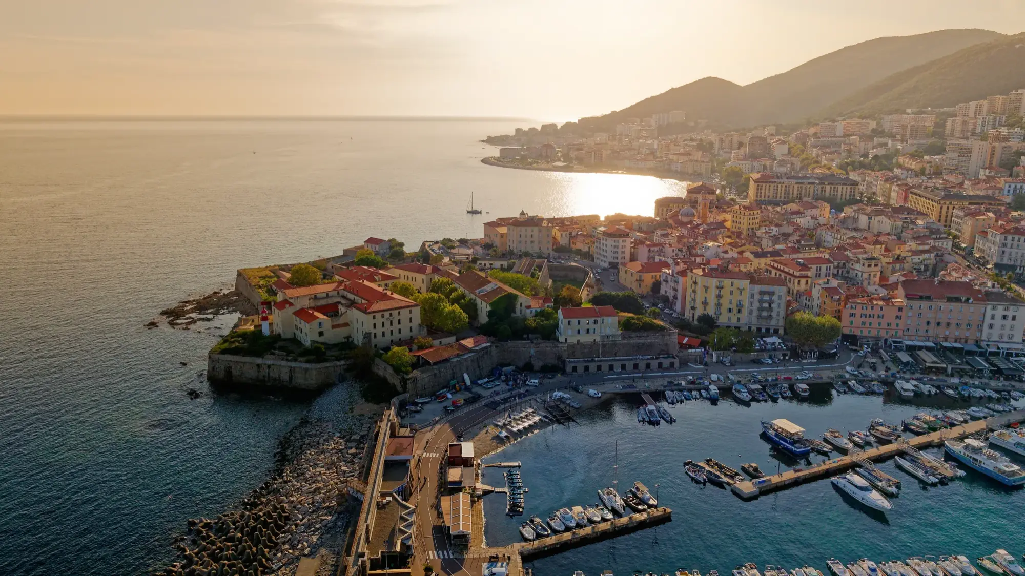 Vue aérienne de la vieille ville d’Ajaccio et du port