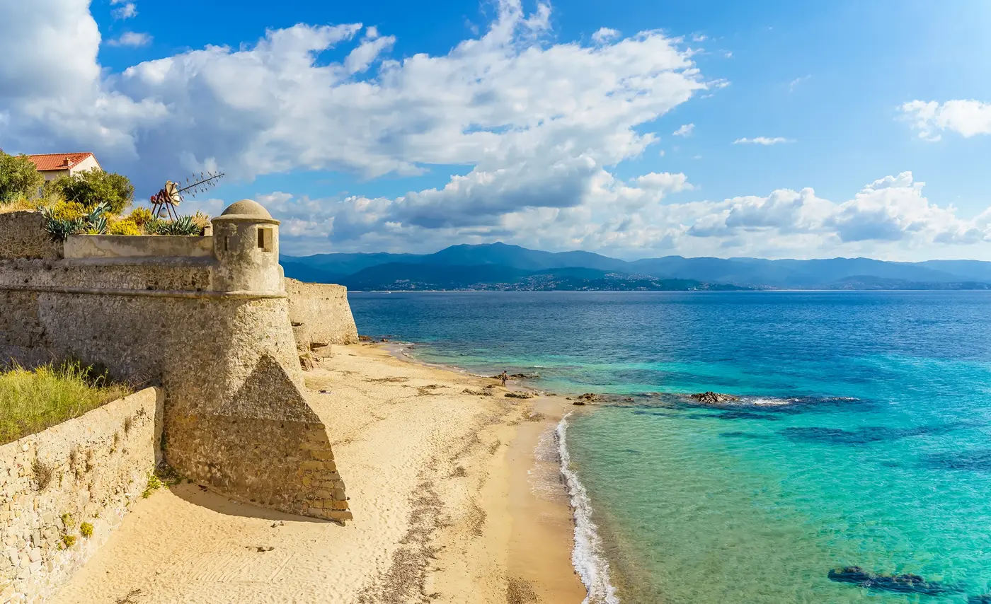 Plage Saint-François et remparts de la Citadelle d’Ajaccio