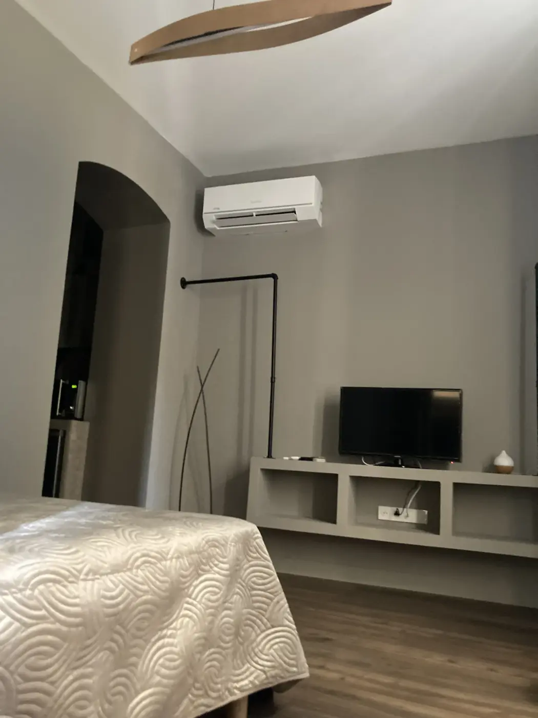 Studio Standard: bed, TV unit and air conditioning