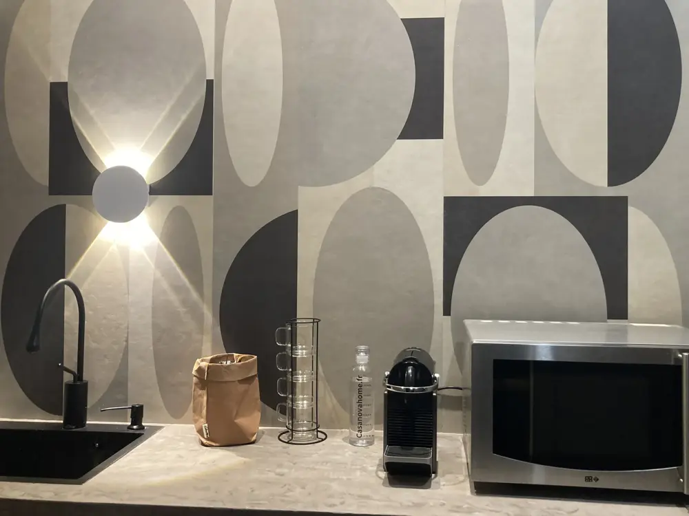 Coin cuisine avec machine à café et micro-ondes