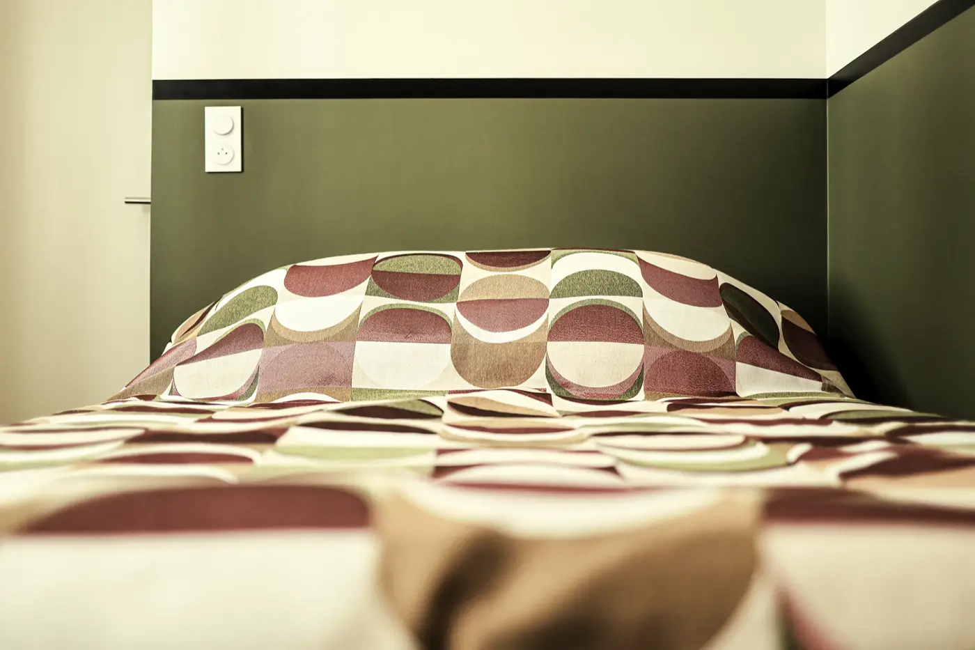 Camera dello Studio Supérieur, letto matrimoniale e pareti verde oliva