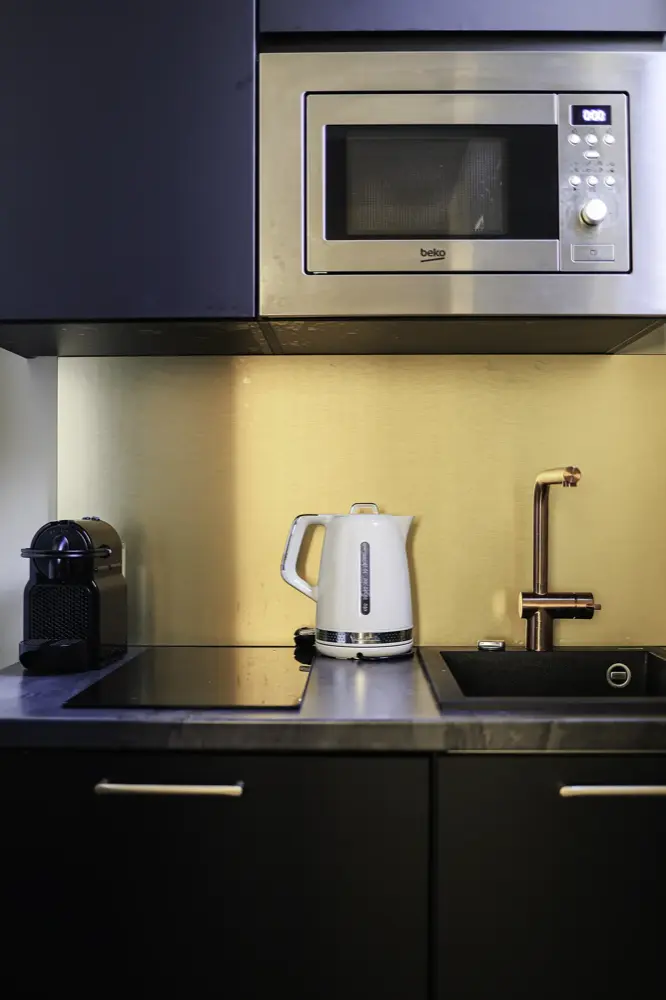 Cucina di design: piano cottura, microonde, macchina da caffè e bollitore