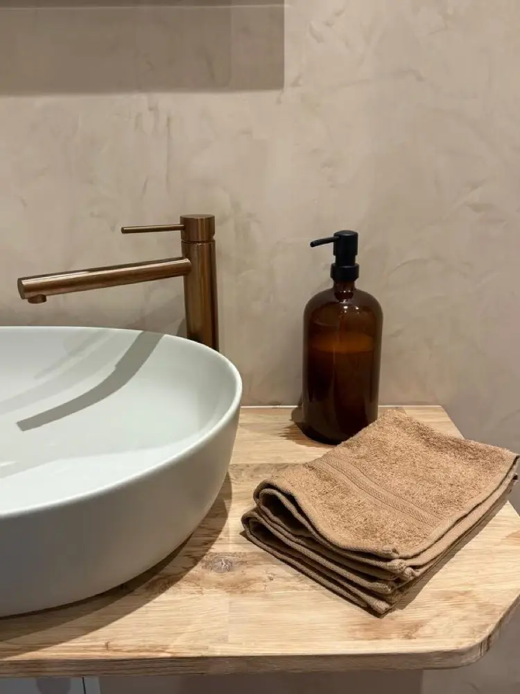 Lavabo in ceramica e rubinetto in ottone del bagno